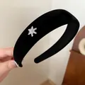 Elegante cerchietto imbottito in velluto nero con fiocco di neve in strass lucido. - Fiocco di Neve con Strass Nero