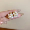 Elegante goldene Blumen-Ohrstecker mit zentraler Perle und Kristallblättern - Blumenstil(10#) / Weiß
