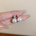 Elegante Silberohrringe mit runden Perlen und funkelnden Diamantakzenten - Perlenstil (11#) / Weiß