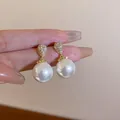 Elegante goldfarbene Ohrstecker mit kristallbesetzten Tropfen und runden, glänzenden Perlen. - Teardrop Style (42#) / Gold