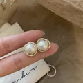 Elegante Perlenohrstecker im französischen Stil mit goldenem Blumenkranz und Steinen - Pearl Style (44#) / Weiß