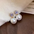 Elegante Ohrstecker mit Kristallblumen und großen runden weißen Perlenanhängern - Round Style (53#) / Gold