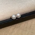 Elegante runde Perlenohrstecker mit Silberfinish und funkelnden Strass-Akzenten für Damen. - Round Style (58#) / Weiß