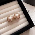 Minimalistische hochglänzende große runde Perlenohrstecker in elegantem Champagner-Gold - Pearl Style (60#) / Gold