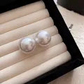 Elegante minimalistische große runde weiße Perlenohrstecker in einer schwarzen Schmuckschatulle - Pearl Style (61#) / Weiß