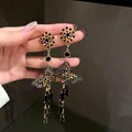 Detailaufnahme von Vintage-Schmetterlings-Ohrringen mit schwarzen Kristallanhängern - Schwarzer Schleifen-Stil (2#)