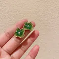 Detailansicht grüner Kristallblumenohrringe mit goldfarbenem Rand und funkelnden Facetten - Grüner Blumen-Stil (26#)