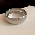 Vista dettagliata di un ampio bracciale in metallo argentato con finitura martellata - 8# Braccialetto Rigido-Argento