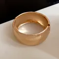 Vista dettagliata del bracciale rigido a cerniera in metallo oro rosa martellato - 1# Bracciale-Oro