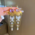 Detailansicht goldener Palast-Ohrringe mit lila Kristallen und tropfenförmigen Perlen - Gold Lila Kristall Stil (34#)