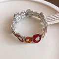 Vista dettagliata di un braccialetto in stile vintage con smalto rosso e arancione - Bracciale Rosso e Giallo