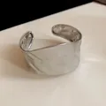 Dettaglio del bracciale rigido in metallo martellato argento con trama irregolare - 4# Bracciale-Argento