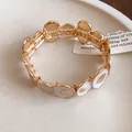 Dettaglio di bracciale in stile retrò con giunzioni in smalto bianco irregolare - Bracciale-Bianco