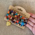Dettaglio di bracciali multistrato in resina bohémien con un piccolo ciondolo a cuore - Stile 37 Ciondolo Cuore (WB1456WB1187)