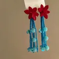 Gedetailleerd overzicht van rode viltbloem oorbellen met lange blauwe kralenkwasten - Stijl 2 Bloem Kwastje (HE19995) / Rood en blauw tweekleurig