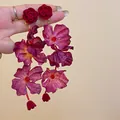 Detailopname van handgemaakte bordeauxrode bloemen oorbellen met roze oorknoppen - Stijl 14 Rozenkwast (HE19995)