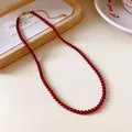 Detailansicht der roten Glasperlenkette mit Vintage-Edelstahl-Goldverschluss - Durchmesser 4mm / Ancora Rot (Titanstahl)