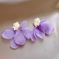 Elegante paarse stoffen bloemblaadjes oorbellen met een delicaat wit schelp centrum - Stijl 24 Paarse Chiffon (HE19995)