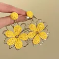Boho stijl gele raffia bloem oorbellen met goudkleurig metalen frame voor dames - Stijl 27 Raffia Gevlochten Bloem (HE19995)