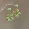 Elegante groen gevlochten raffia bloem oorbellen met goudkleurige montuur voor zomer. - Stijl 29 Groene Raffia Bloem (HE19995)