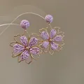 Handgemaakte paarse raffia bloemenoorbellen met gouden holle frame ontwerp - Stijl 30 Paars Gevlochten Hanger (HE19995)