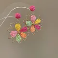 Handgemaakte kleurrijke raffia bloem oorbellen met elegante gouden metalen frames voor dames - Stijl 31 Kleur Gespleten Bloem (HE19995)