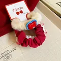 Detalle de coletero de felpa con lunares y un tierno dije de corazón rojo adorno - Coletero de Oso Rojo (9) / Rojo