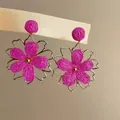 Handgemaakte magenta raffia bloem oorbellen met gouden draadframe voor vakantie - Stijl 32 Roze Raffia Bloem (HE19995)