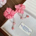 Elegante roze stoffen bloemoorbellen met kralenkwastjes voor de perfecte zomerstijl - Stijl 41 Parel Bloem Kwast (HE19995)