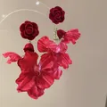 Elegante rode roos en stoffen bloem hang oorbellen voor de zomervakantie - Stijl 42 Rode Roos Hanger (HE19995)