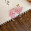 Elegante roze stoffen bloemblad clip-on oorbellen met gouden ketting en kristallen. - Stijl 46 Roze Chiffon Kwast (HE19995)