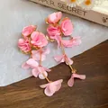 Elegante handgemaakte roze stoffen bloem lange hanger oorbellen voor zomervakantie - Stijl 47 Drielaagse Bloem (HE19995)