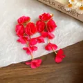 Elegante handgemaakte rode stoffen bloem oorbellen voor een zomerse vakantiestijl - Stijl 51 Wijnrode Kwast (HE19995)