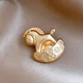 Elegante spilla a forma di cavallo a dondolo in oro opaco con motivi di monete antiche - 17# Stile Metallo Oro