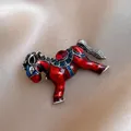 Squisita spilla vintage a cavallo in smalto rosso con cristalli su tessuto di seta - 18# Stile Laccato Rosso Argento