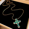Elegante Vintage Gold Kreuzkette mit smaragdgrünen Zirkonen und klaren Steinen - Gold-Grün