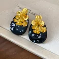 Close-up of vintage gold flower resin oval stud earrings with marble texture - Flower Style (WE3805) / Gold-Black