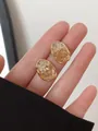 Primer plano de elegantes pendientes de cristal ámbar con marcos ovalados bañados en oro - Estilo Ovalado de Cristal (5#)