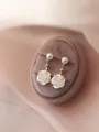 Elegantes pendientes colgantes dorados con rosas blancas y perlas en caja de terciopelo. - Estilo Flor de Perla (12#)