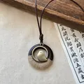 Vista dettagliata di una collana zen con pendente a uccello tondo in legno e spago - Stile 15(15#)