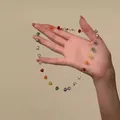 Detailweergave van de levendige regenboogkleurige glazen kralen aan een ketting - Kleurrijk-Kristallen Kralen