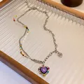 Detail eines Dopamin-Lagenhalskette mit bunten Perlen und violettem Herzanhänger - Doppelschichtiges Strass-Herz Stil