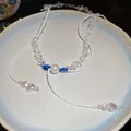 Elegante weiße Perlenkette mit klarem Bruchglas und herzförmigen Perlen im Detailansicht - Künstliche Perle Glasstein Quaste Stil
