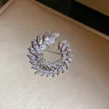 Squisito primo piano di una spilla a corona d'alloro scintillante con zirconi - Anello Corona Alloro (3#)