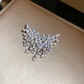 Dettaglio di una spilla a farfalla scintillante decorata con strass e perle bianche - Ciondolo Perla Farfalla Strass (8#)