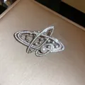 Dettaglio di una lussuosa spilla a farfalla traforata con strass scintillanti e perla - Farfalla Orbita Stellare (6#)