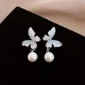 Elegante hellblaue Schmetterlingsohrringe mit weißen Perlen für Damen - 18# Butterfly Pearl Pendant Style / Hellblau/Silber