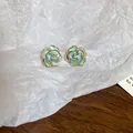 Elegante hellblaue Emaille-Rosenohrstecker mit winzigen Perlenakzenten und vergoldeten Kanten - 36# Drip Glaze Rose Pearl Style / Blassblau/Gold/Weiß