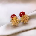 Dettaglio ravvicinato di orecchini a perno festivi rossi e oro a forma di fuoco d'artificio - 3# Stile Fuochi d'Artificio Radiosi (Oro Rosso)