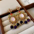 Vintage verzierte goldfarbene Ohrhänger mit rosa Cabochon und lila Perlen - Silbernadel-Vintage Retro Bunter Edelstein Quasten Ohrringe